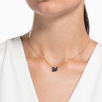 swarovski قلادة swan، شكل بجعة، حجم صغير، لون أسود، لمسة نهائية من الذهب الوردي عيار 18 قيراط