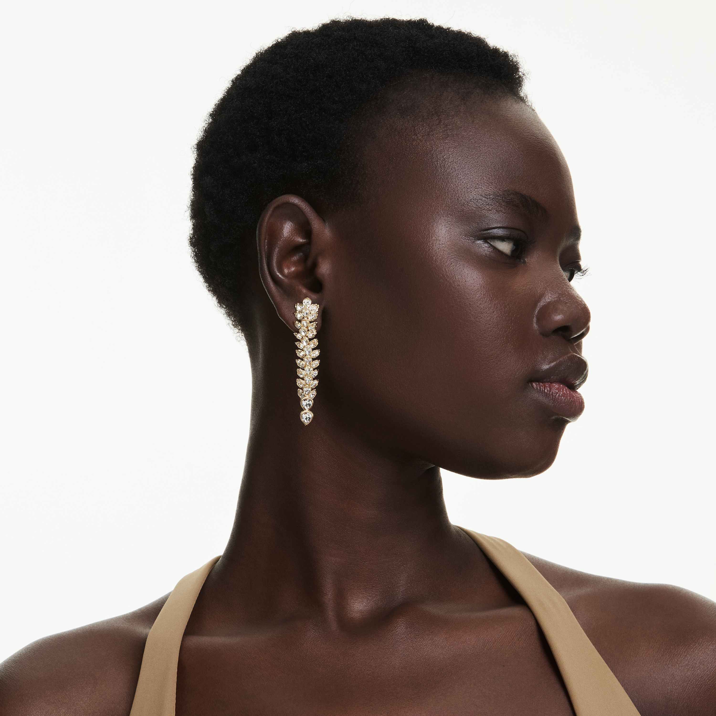 swarovski أقراط متدلية idyllia، قطع متنوع، تصميم طويل، لون أبيض، طلاء باللون الذهبي