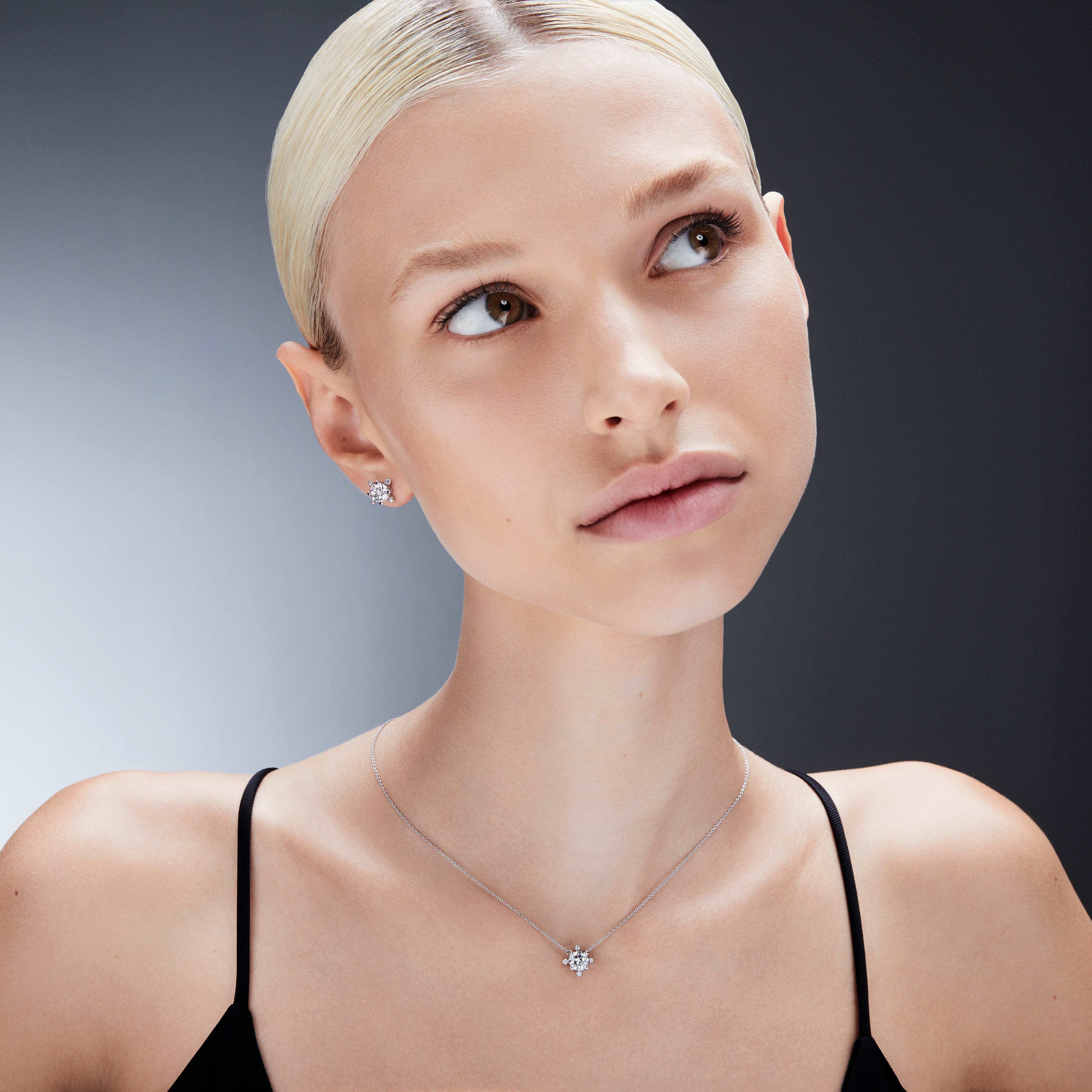 swarovski أقراط دبوسية galaxy، أحجار ألماس مُصنعة في المختبر بإجمالي 2 1 قيراط، ذهب أبيض عيار 18