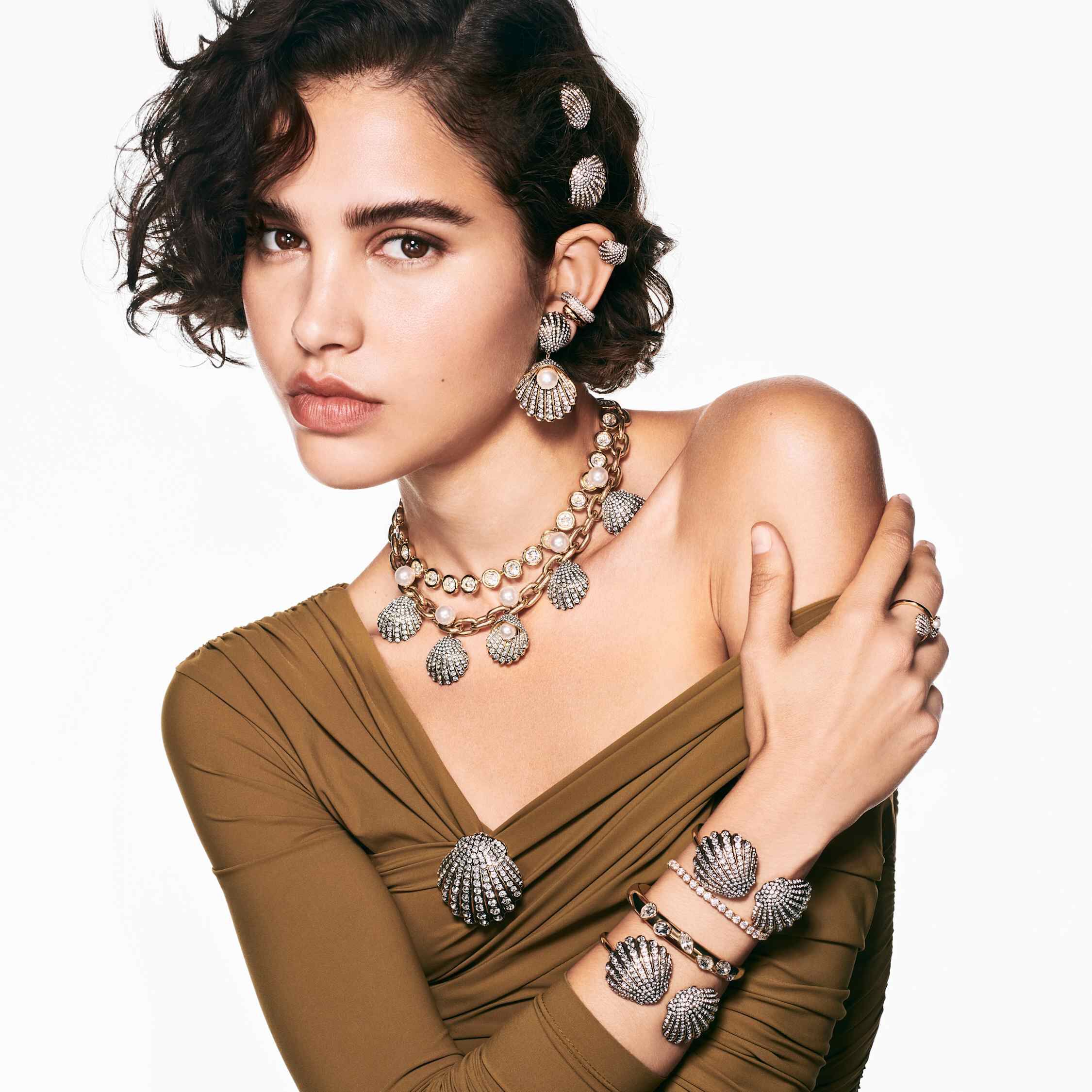 swarovski أقراط دبوسية idyllia، شكل صدفة، لون أبيض، طلاء بلون ذهبي