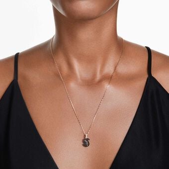 swarovski قلادة swan، شكل بجعة، حجم صغير، لون أسود، لمسة نهائية من الذهب الوردي عيار 18 قيراط