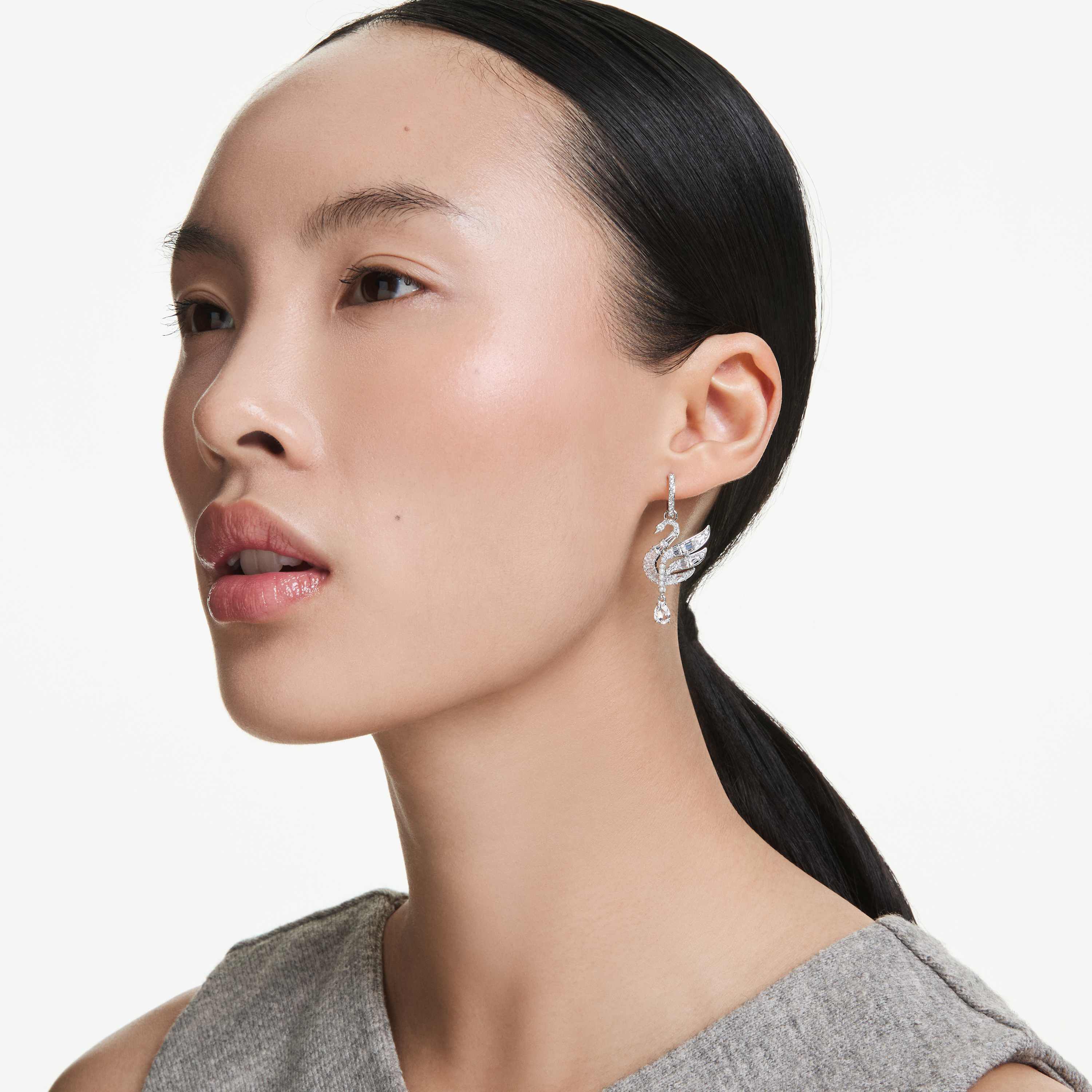 swarovski أقراط swan vienna، شكل بجعة، لون أبيض، طلاء روديوم