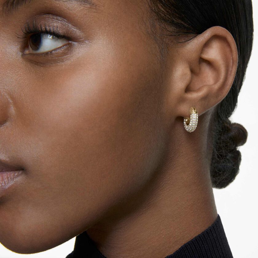 swarovski أقراط حلقية dextera، مزدانة بكريستالات متراصة، لون أبيض، طلاء ذهبي