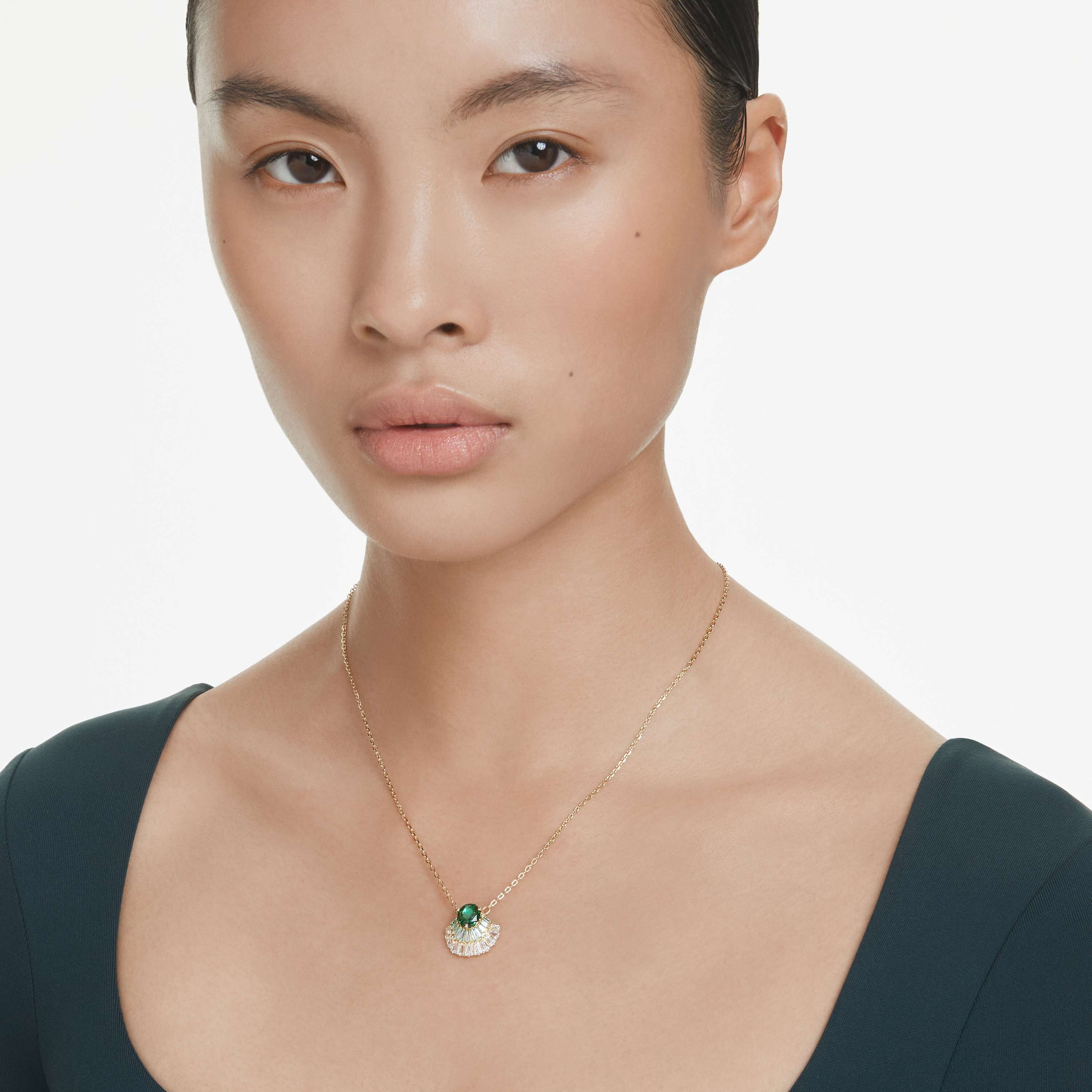 swarovski قلادة idyllia، قطع متنوع، شكل صدفة، لون أخضر، طلاء باللون الذهبي