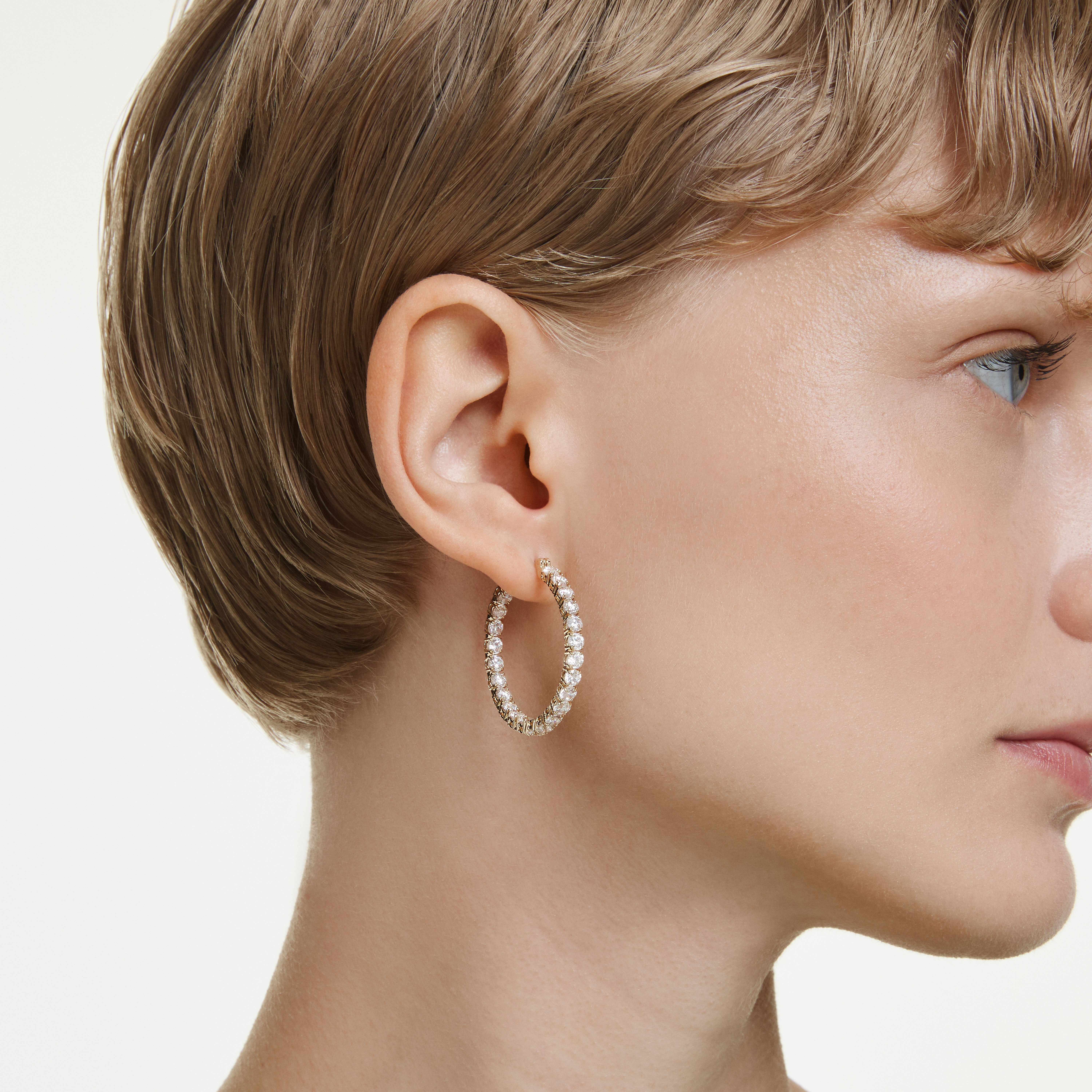 swarovski أقراط حلقية matrix، قطع مستدير، لون أبيض، طلاء باللون الذهبي