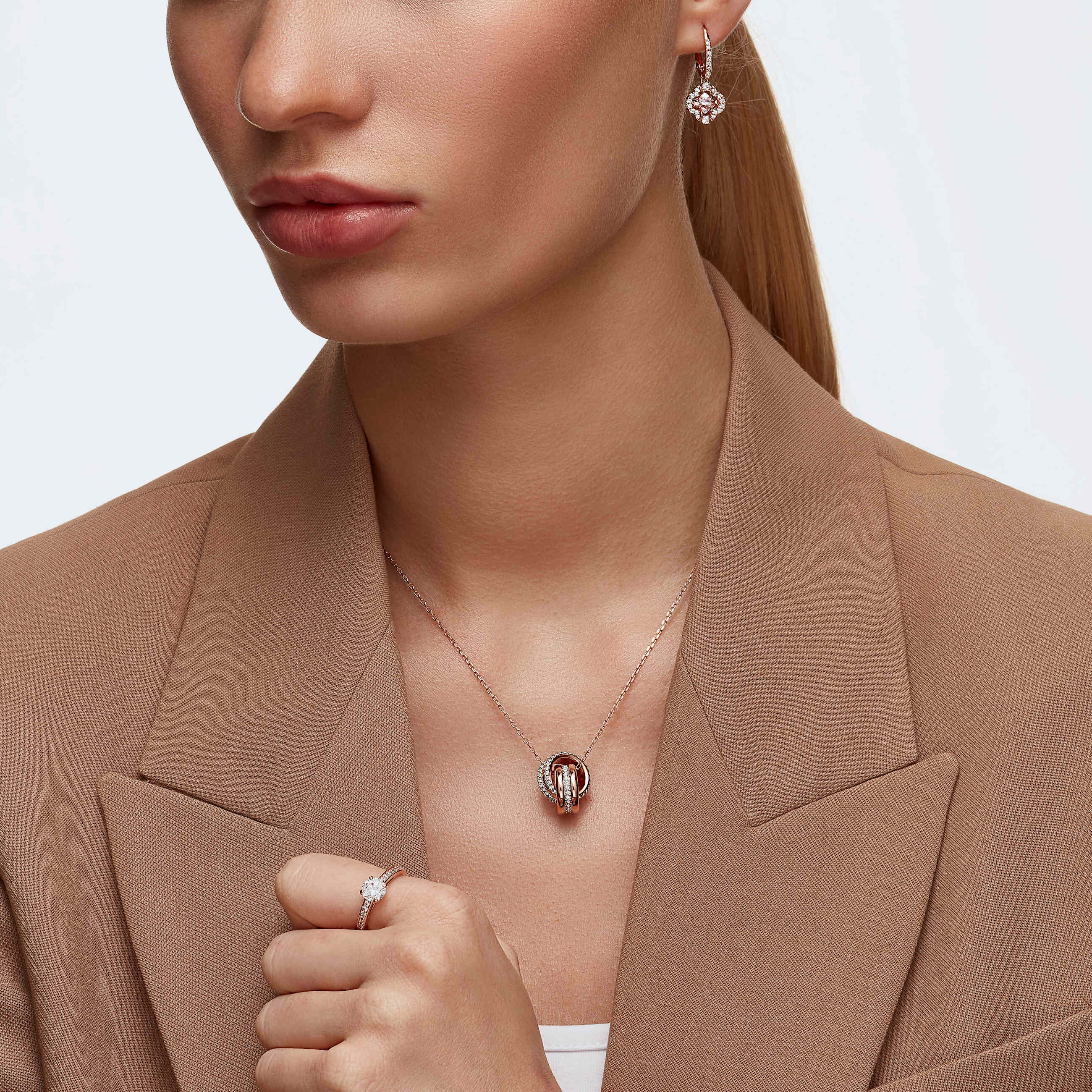 swarovski أقراط متدلية una، على شكل زهرة البرسيم، لون وردي، طلاء ذهبي وردي