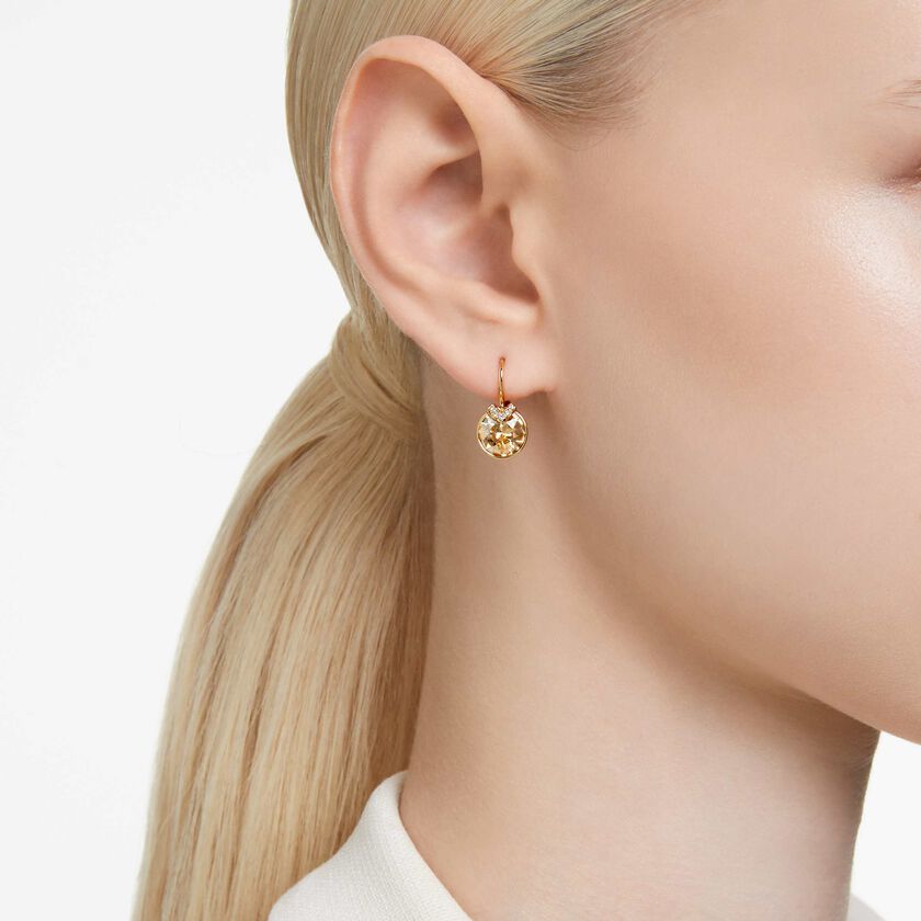 swarovski أقراط متدلية bella على شكل حرف v، قطع مُستدير، لون ذهبي، لمسة نهائية من الذهب عيار 18 قيراط