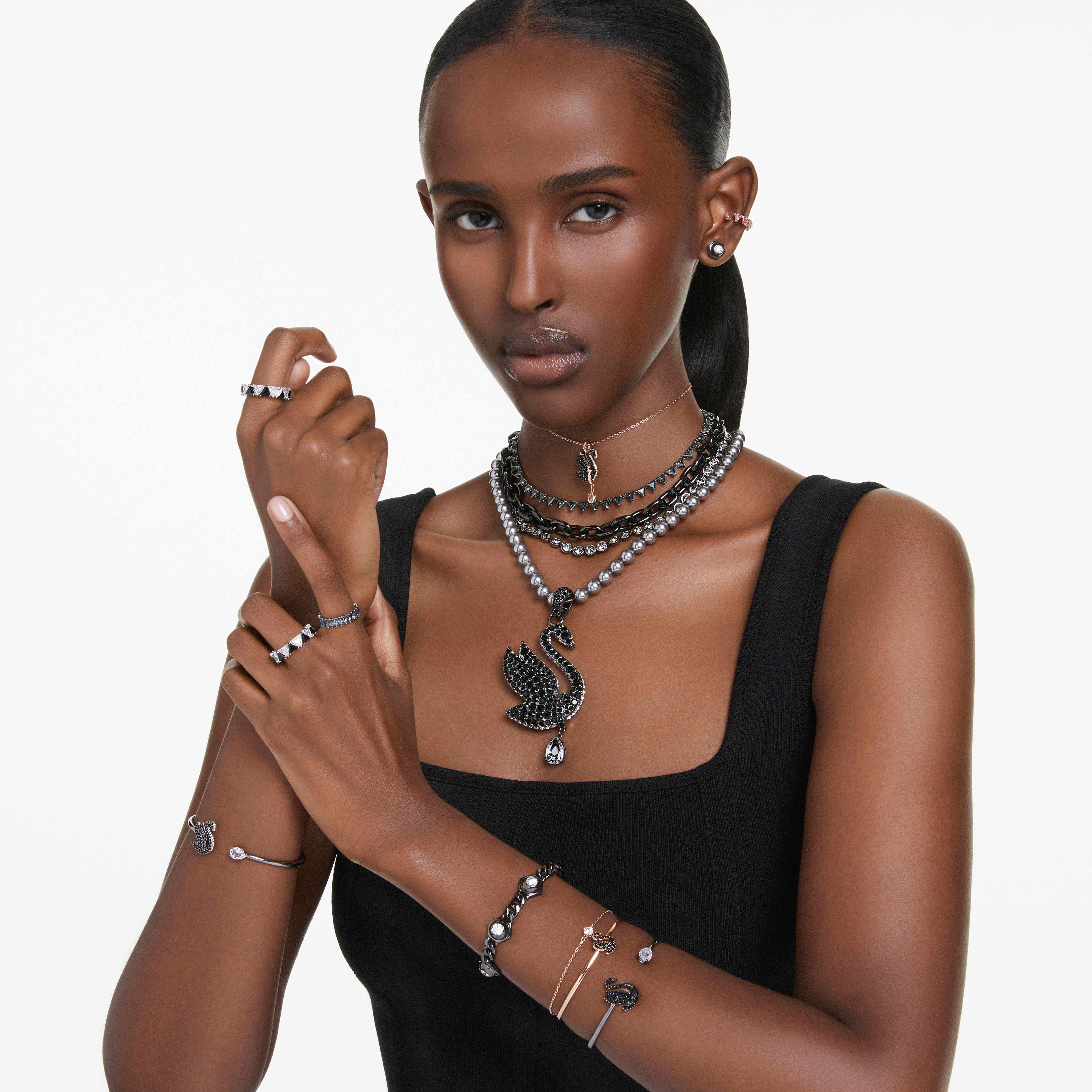 سوار swarovski swan، على شكل بجعة، لون أسود، طلاء ذهبي وردي