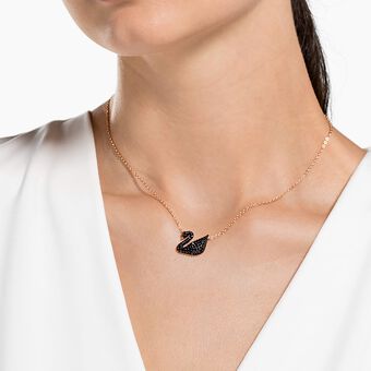 swarovski قلادة swan، شكل بجعة، لون أسود، لمسة نهائية من الذهب الوردي عيار 18 قيراط