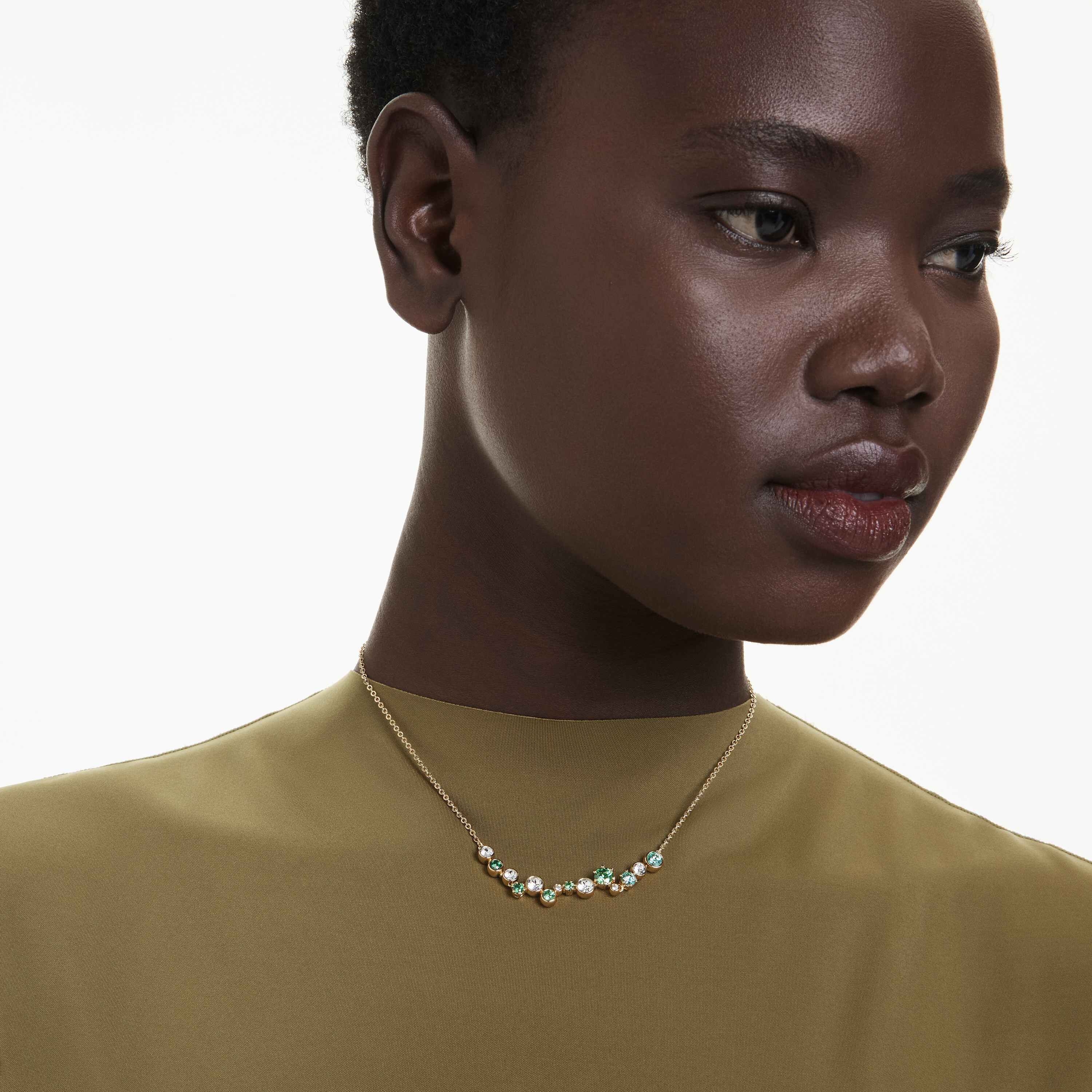 swarovski عقد constella، قطع متنوع، لون أخضر، طلاء باللون الذهبي