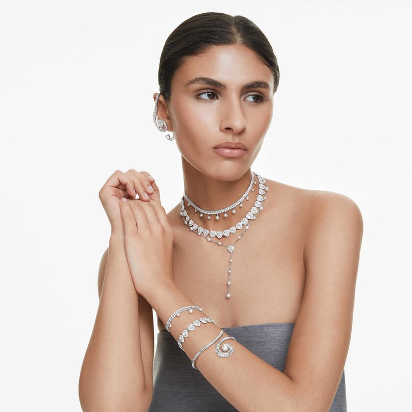 أقراط بمشبك ariana grande x swarovski، تصميم غير متماثل، لؤلؤة كريستال، قطع باغيت، لون أبيض، طلاء روديوم